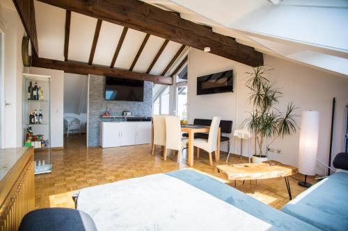 a living room and kitchen with a table and chairs at Auszeit im Schwarzwald in Lenzkirch