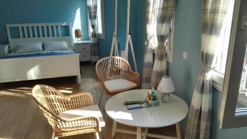 Habitación pequeña con mesa, sillas y cama en Porto Gavrio Loft, en Gavrion