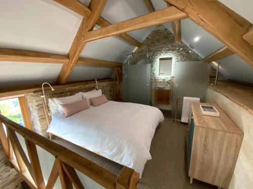 1 dormitorio con 1 cama en una habitación con techos de madera en Ida’s Nook en Norton Saint Philip