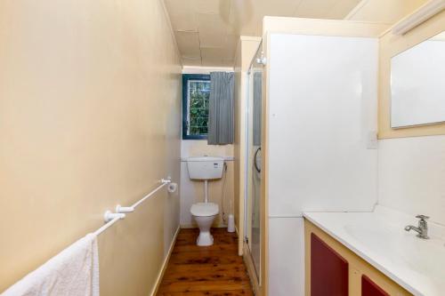 Een badkamer bij Pohutukawa Cottage - Matakana Holiday Home