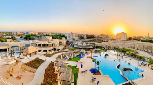 洪加達的住宿－Luxury Hurghada Self-Catering Apartments & Studios, Al Dau Heights，享有度假村游泳池的空中景致