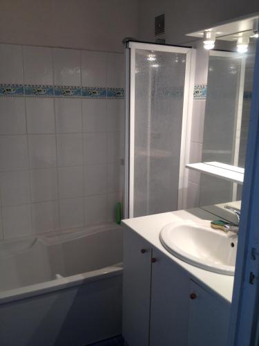 une salle de bain avec une baignoire, un lavabo et une douche dans l'établissement 57 M2 LES PIEDS DANS l EAU Cabourg, à Varaville