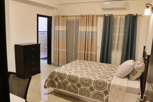 En eller flere senge i et værelse på Blue Star Apartments & Hotel