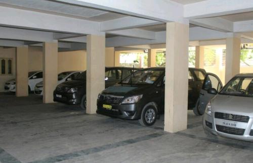 um grupo de carros estacionados num parque de estacionamento em Hotel Chitra Park em Tiruchendur