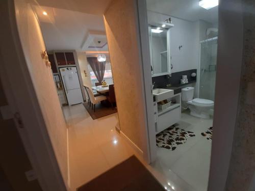 Ett badrum på Lindo apartamento 3 dorm a 100m da praia de Perequê