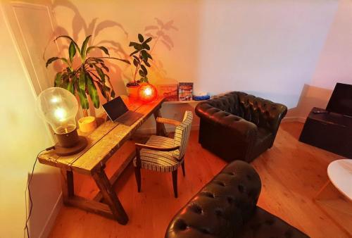 un salon avec une table en bois et un canapé dans l'établissement Maison de ville avec terrasse et jardin, à Reims