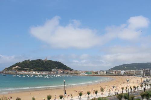 SEAFRONT LUXURY STUDIO - by www,SanSebastianApartments,es