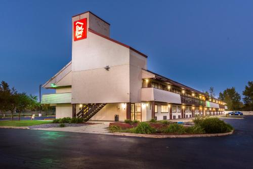 a building with a sign on the side of it at Red Roof Inn Saginaw – Frankenmuth in Saginaw