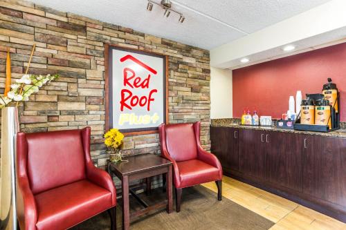 a red rock plus restaurant with two chairs and a counter at Red Roof Inn PLUS+ Nashville North Goodlettsville in Goodlettsville