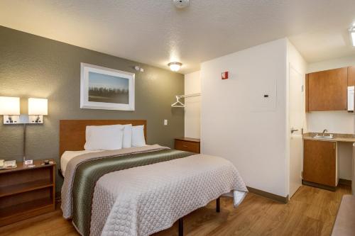a hotel room with a bed and a kitchen at HomeTowne Studios by Red Roof Philadelphia - Maple Shade, NJ in Maple Shade
