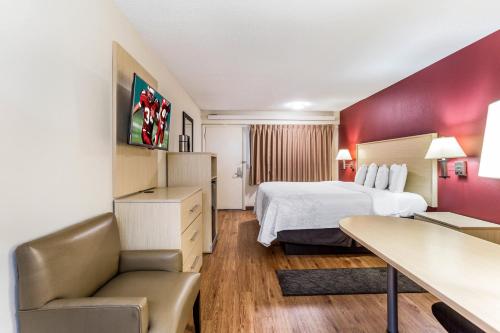 Tempat tidur dalam kamar di Red Roof Inn PLUS+ Nashville North Goodlettsville