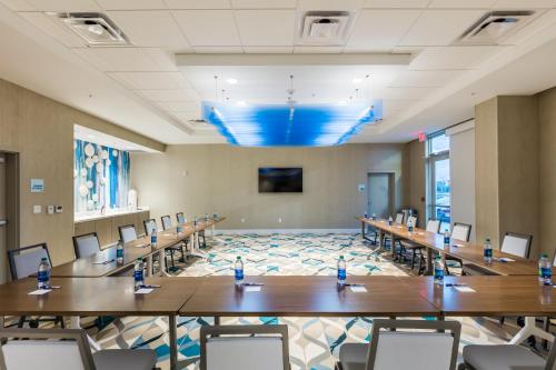 Holiday Inn Express & Suites Orlando At SeaWorld by IHG - With Free Shuttle Service to SeaWorld Parks photo 42