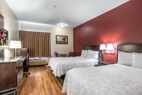 Postel nebo postele na pokoji v ubytování Red Roof Inn PLUS + Phoenix West
