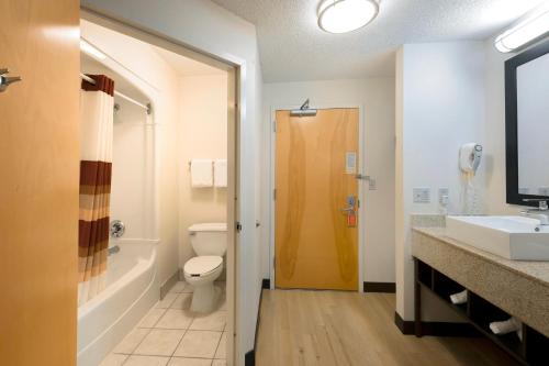A bathroom at Red Roof PLUS Long Island - Garden City