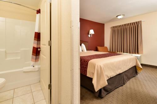 Een bed of bedden in een kamer bij Red Roof Inn Dalton