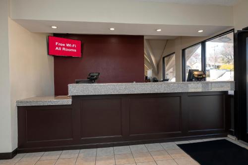 a sign that reads fire when all rooms are empty at Red Roof Inn Warrenton in Warrenton