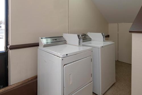 a small laundry room with a washer and dryer at Red Roof Inn Warrenton in Warrenton