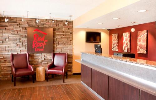 a bar at a red roof inn with two chairs at Red Roof Inn Buffalo - Niagara Airport in Williamsville