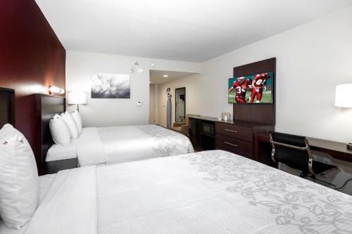 מיטה או מיטות בחדר ב-Red Roof Inn PLUS+ Tuscaloosa - University
