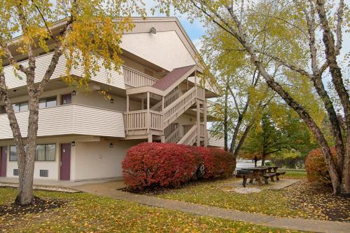a building with a picnic table in front of it at Red Roof Inn PLUS+ Philadelphia Airport in Essington