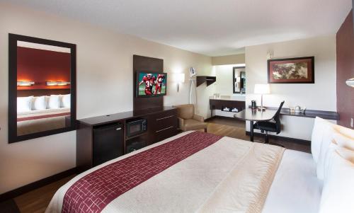 um quarto de hotel com uma cama grande e uma secretária em Red Roof Inn PLUS+ Philadelphia Airport em Essington