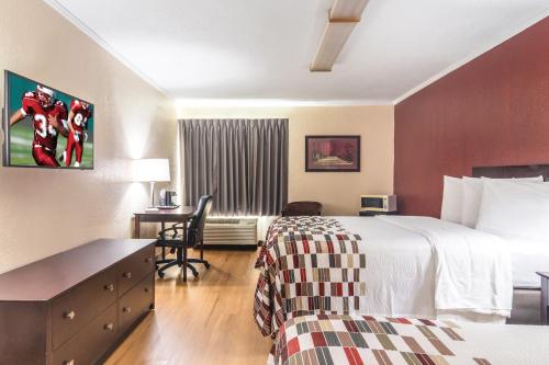 Katil atau katil-katil dalam bilik di Red Roof Inn Ashtabula - Austinburg