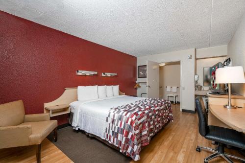 Säng eller sängar i ett rum på Red Roof Inn Detroit-Rochester Hills/ Auburn Hills
