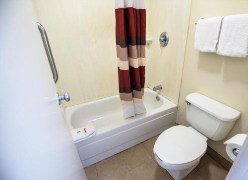 Ένα μπάνιο στο Red Roof Inn Lafayette, LA