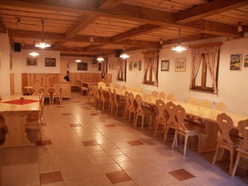 Pri Lazarju Farm Stay tesisinde bir restoran veya yemek mekanı