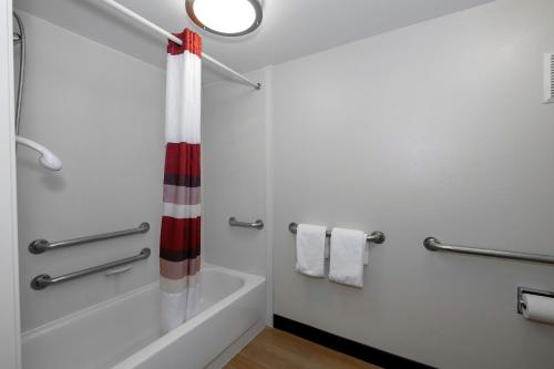 Koupelna v ubytování Red Roof Inn Danville, PA