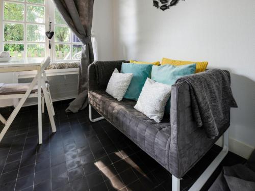 un canapé avec des coussins dessus dans un salon dans l'établissement Apartment in Isigny near Cotentin Park, à Isigny-sur-Mer