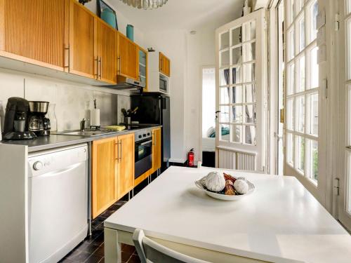 - une cuisine avec une table et un bol de nourriture dans l'établissement Apartment in Isigny near Cotentin Park, à Isigny-sur-Mer