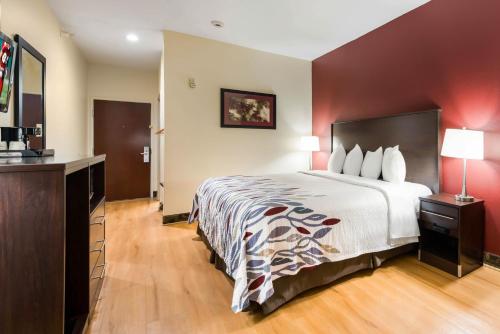 En eller flere senger på et rom på Red Roof Inn & Suites Monee