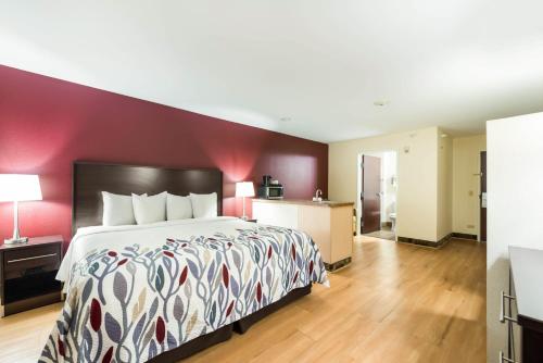 Ένα ή περισσότερα κρεβάτια σε δωμάτιο στο Red Roof Inn & Suites Monee