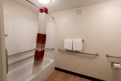 Koupelna v ubytování Red Roof Inn PLUS+ Chicago - Naperville