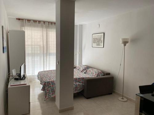 - une chambre avec un lit, une lampe et une fenêtre dans l'établissement Best Place in the Historical City Center of Malaga, à Malaga