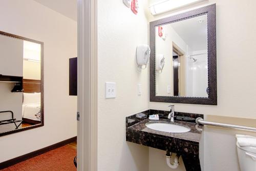Red Roof Inn Locust Groveにあるバスルーム