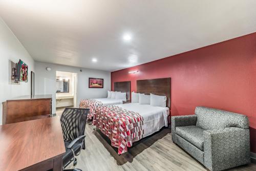 Postel nebo postele na pokoji v ubytování Red Roof Inn Dallas - Mesquite Fair Park NE