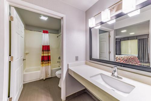 Koupelna v ubytování Red Roof Inn Dallas - Mesquite Fair Park NE