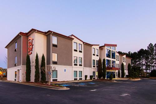ローカスト・グローブにあるRed Roof Inn Locust Groveの駐車場内の大型アパートメント