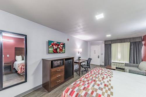 a hotel room with a bed and a desk at Red Roof Inn Dallas - Mesquite Fair Park NE in Mesquite