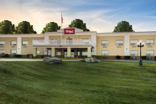 a hotel with a lawn in front of it at Red Roof Inn & Suites Newburgh - Stewart Airport West Point in New Windsor