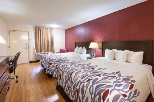 Кровать или кровати в номере Red Roof Inn Hardeeville