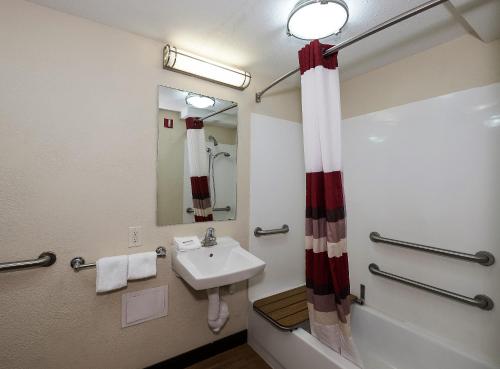 Ένα μπάνιο στο Red Roof Inn Columbus East- Reynoldsburg