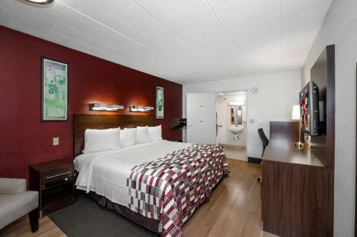 Habitación de hotel con cama y TV de pantalla plana. en Red Roof Inn Aberdeen en Aberdeen
