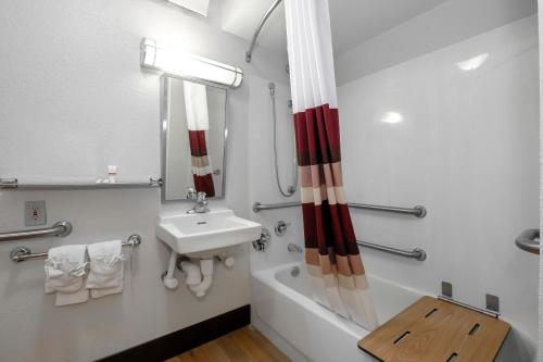 La salle de bains est pourvue d'un lavabo, de toilettes et d'une baignoire. dans l'établissement Red Roof Inn Aberdeen, à Aberdeen