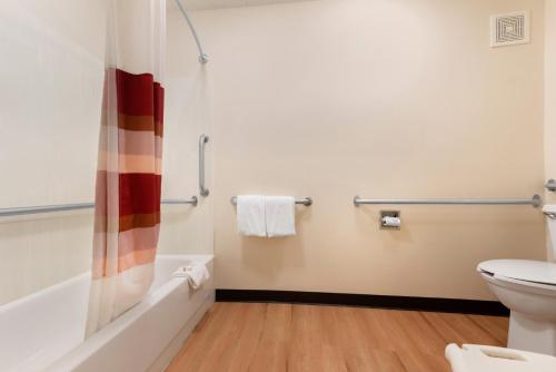 Bilik mandi di Red Roof Inn Lafayette - Purdue University