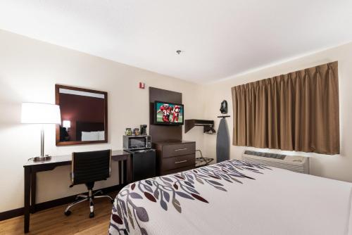 Ένα ή περισσότερα κρεβάτια σε δωμάτιο στο Red Roof Inn Auburn