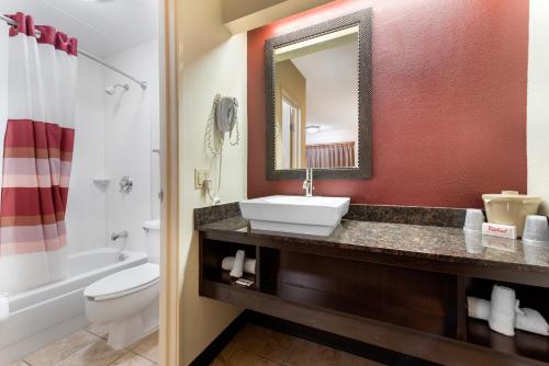 Ванная комната в Red Roof Inn Lafayette - Purdue University