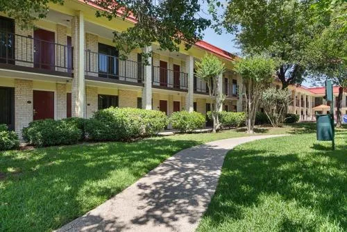 Red Roof Inn PLUS+ Dallas - Addison in Richardson